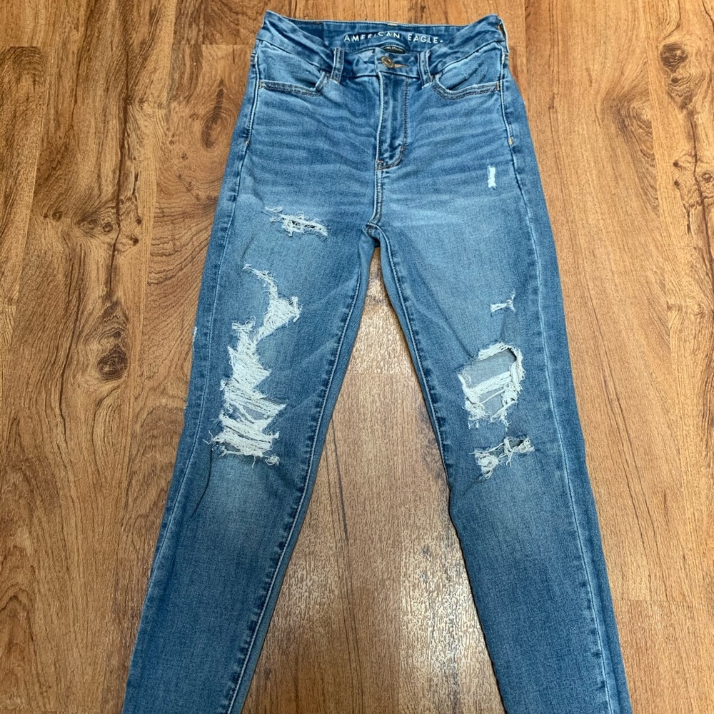 BLUE RIPPED AMERICAN EAGLE JEANS